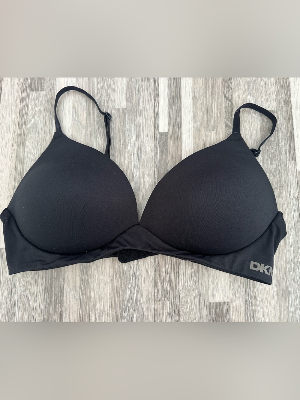 DKNY black microfiber T-shirt bra, size US 36B